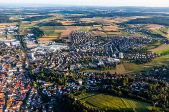 Vue aérienne de Zone urbaine avec périphérie et centre-ville en bordure de champs agricoles et de terres arables à Bad Saulgau dans le département Bade-Wurtemberg, Allemagne