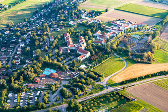 Vue aérienne de Bâtiment Festbau et Kurhaus et parc thermal avec thermes et clinique Sonnenhof dans le magnifique Moos à Bad Saulgau dans le département Bade-Wurtemberg, Allemagne