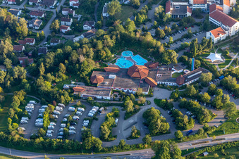 Photographie aérienne de Bâtiment Festbau et Kurhaus et parc thermal avec thermes et clinique Sonnenhof dans le magnifique Moos à Bad Saulgau dans le département Bade-Wurtemberg, Allemagne