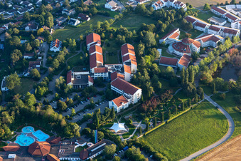 Vue oblique de Bâtiment Festbau et Kurhaus et parc thermal avec thermes et clinique Sonnenhof dans le magnifique Moos à Bad Saulgau dans le département Bade-Wurtemberg, Allemagne