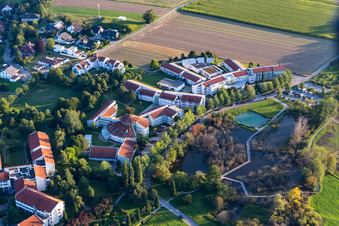 Vue aérienne de Centre de cure et parc à thème naturel avec clinique dans le magnifique Moos à Bad Saulgau dans le département Bade-Wurtemberg, Allemagne