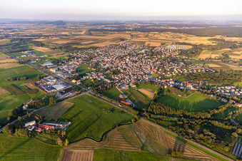 Vue aérienne de Vue des rues et des maisons dans les quartiers résidentiels à Ertingen dans le département Bade-Wurtemberg, Allemagne