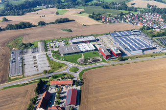 Usine de fabrication de véhicules de Carthago Reisemobilbau GmbH à le quartier Unterrauhen in Aulendorf dans le département Bade-Wurtemberg, Allemagne d'en haut