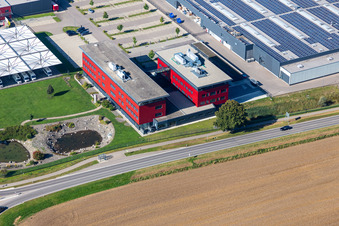 Usine de fabrication de véhicules de Carthago Reisemobilbau GmbH à le quartier Unterrauhen in Aulendorf dans le département Bade-Wurtemberg, Allemagne hors des airs