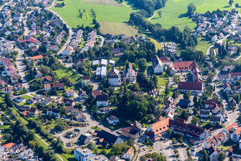 Vue aérienne de Saint Jean-Baptiste à le quartier Friesenhäusle in Baindt dans le département Bade-Wurtemberg, Allemagne