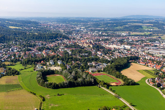 Vue aérienne de Vue de la ville depuis le nord avec l'Université des sciences appliquées RWU Hochschule Ravensburg-Weingarten et PH Weingarten à Weingarten bei Ravensburg dans le département Bade-Wurtemberg, Allemagne