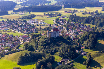 Vue aérienne de Murs du complexe du château sur le plateau " Château Waldburg à le quartier Sieberatsreute in Waldburg dans le département Bade-Wurtemberg, Allemagne