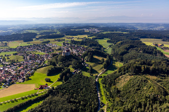Vue aérienne de Vue du village depuis le nord avec le château Waldburg à Waldburg dans le département Bade-Wurtemberg, Allemagne