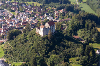 Vue aérienne de Murs du complexe du château sur le plateau " Château Waldburg à le quartier Sieberatsreute in Waldburg dans le département Bade-Wurtemberg, Allemagne