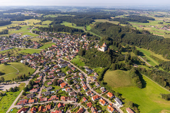 Vue aérienne de Murs du complexe du château sur le plateau " Château Waldburg à Waldburg dans le département Bade-Wurtemberg, Allemagne