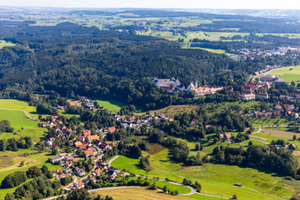 Vue aérienne de Château Wolfegg à le quartier Wassers in Wolfegg dans le département Bade-Wurtemberg, Allemagne