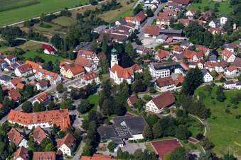 Vue aérienne de Église de pèlerinage Saint-Philippe et Saint-Jacques au centre-ville à le quartier Siegenwieden in Bergatreute dans le département Bade-Wurtemberg, Allemagne