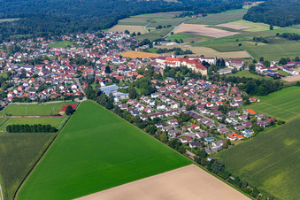 Vue aérienne de Vue de la ville en bordure des champs agricoles et des terres agricoles en Reute à le quartier Reute in Bad Waldsee dans le département Bade-Wurtemberg, Allemagne