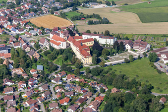 Vue aérienne de Complexe immobilier du monastère franciscain de Reute à le quartier Reute in Bad Waldsee dans le département Bade-Wurtemberg, Allemagne