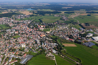 Vue aérienne de Rue de la gare à le quartier Zellerhof in Bad Schussenried dans le département Bade-Wurtemberg, Allemagne