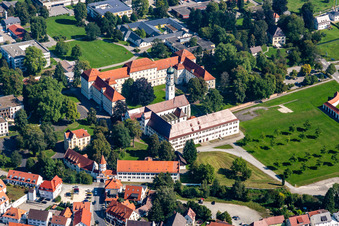 Complexe de bâtiments du monastère à le quartier Roppertsweiler in Bad Schussenried dans le département Bade-Wurtemberg, Allemagne d'en haut