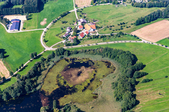 Vue aérienne de Lac de Zell et Zellerhof à le quartier Zellerhof in Bad Schussenried dans le département Bade-Wurtemberg, Allemagne