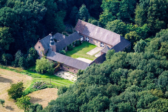 Vue aérienne de Ferme dans la forêt de Holtheyde à Wachtendonk dans le département Rhénanie du Nord-Westphalie, Allemagne