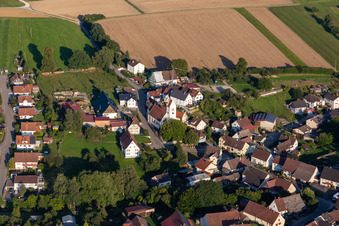 Vue aérienne de Église Saint-Pierre-et-Paul à le quartier Heudorf in Scheer dans le département Bade-Wurtemberg, Allemagne