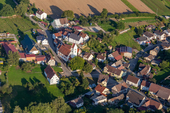 Vue aérienne de Église Saint-Pierre-et-Paul à le quartier Heudorf in Scheer dans le département Bade-Wurtemberg, Allemagne