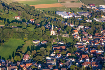 Vue aérienne de Église paroissiale Saint-Lambert Binzwangen à le quartier Binzwangen in Ertingen dans le département Bade-Wurtemberg, Allemagne