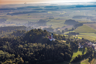 Vue aérienne de Sommet de Bussen avec église de pèlerinage à le quartier Offingen in Uttenweiler dans le département Bade-Wurtemberg, Allemagne