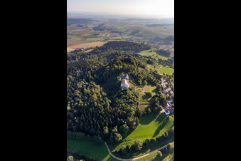 Photographie aérienne de Saint Jean-Baptiste sur le Bussen, montagne sainte de Haute-Souabe à le quartier Offingen in Uttenweiler dans le département Bade-Wurtemberg, Allemagne