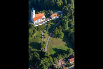 Vue aérienne de Saint-Jean-Baptiste - Bussenkirche à le quartier Offingen in Uttenweiler dans le département Bade-Wurtemberg, Allemagne