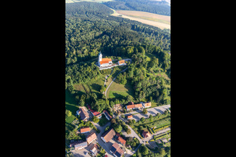 Vue oblique de Saint Jean-Baptiste sur le Bussen, montagne sainte de Haute-Souabe à le quartier Offingen in Uttenweiler dans le département Bade-Wurtemberg, Allemagne
