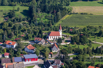 Vue aérienne de Église protestante à le quartier Pflummern in Riedlingen dans le département Bade-Wurtemberg, Allemagne