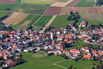 Vue aérienne de Saint-Martin à le quartier Inneringen in Hettingen dans le département Bade-Wurtemberg, Allemagne