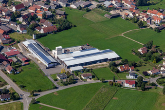 Vue aérienne de Locaux de l'entreprise Steinbart Reifen-Export avec halls, bâtiments d'entreprise et installations de production à Inneringen à le quartier Inneringen in Hettingen dans le département Bade-Wurtemberg, Allemagne