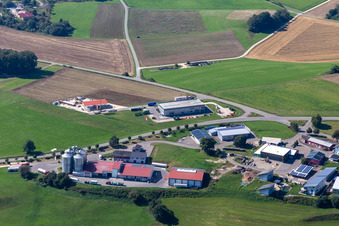 Vue aérienne de Silo haut et stockage d'aliments pour animaux avec entrepôts adjacents de Stauß Landhandel GmbH à Inneringen à le quartier Inneringen in Hettingen dans le département Bade-Wurtemberg, Allemagne