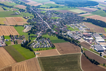 Vue aérienne de Vue de la ville depuis le nord-ouest avec la nouvelle zone de développement Johann-von-Götz-Straße à Langenenslingen dans le département Bade-Wurtemberg, Allemagne