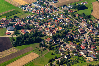 Vue aérienne de Église paroissiale Saint-Jean Népomucène à le quartier Wilflingen in Langenenslingen dans le département Bade-Wurtemberg, Allemagne