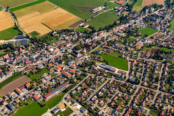 Vue aérienne de Vue des rues et des maisons dans les quartiers résidentiels à Langenenslingen dans le département Bade-Wurtemberg, Allemagne
