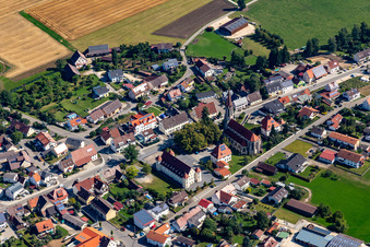 Vue aérienne de Avec la mairie et l'église Saint-Conrad à Langenenslingen dans le département Bade-Wurtemberg, Allemagne