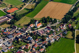 Vue aérienne de Église de l'île Maurice au centre-ville à Langenenslingen dans le département Bade-Wurtemberg, Allemagne