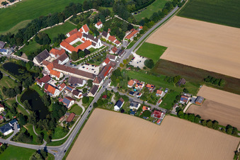 Vue aérienne de St. Anna-Münster, Centre de conférences Monastère Heiligkreuztal à le quartier Heiligkreuztal in Altheim dans le département Bade-Wurtemberg, Allemagne