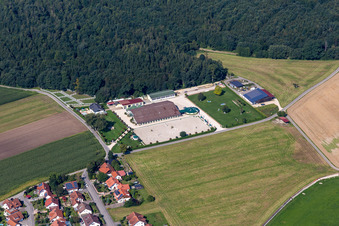 Vue aérienne de Centre équestre - Centre équestre - Marstall de MSM Marschall Sportpferde Management GmbH à Heiligkreuztal à le quartier Heiligkreuztal in Altheim dans le département Bade-Wurtemberg, Allemagne