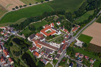 Photographie aérienne de St. Anna-Münster, Centre de conférences Monastère Heiligkreuztal à le quartier Heiligkreuztal in Altheim dans le département Bade-Wurtemberg, Allemagne
