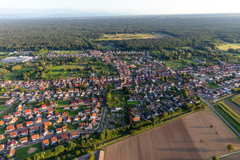 Vue aérienne de Église paroissiale Saint-Léon à le quartier Schaidt in Wörth am Rhein dans le département Rhénanie-Palatinat, Allemagne