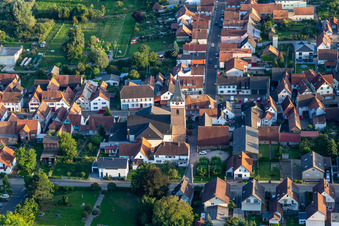 Vue aérienne de Église paroissiale de Saint-Léon à le quartier Schaidt in Wörth am Rhein dans le département Rhénanie-Palatinat, Allemagne
