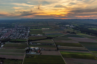 Vue aérienne de Au coucher du soleil à Kandel dans le département Rhénanie-Palatinat, Allemagne
