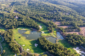 Vue aérienne de Terre Blanche Resort à Tourrettes dans le département Var, France
