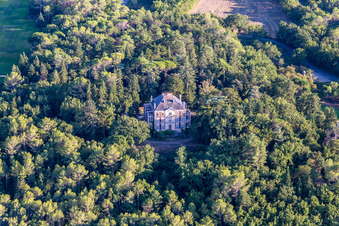 Vue aérienne de Terre Blanche à Tourrettes dans le département Var, France