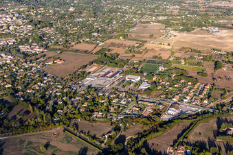Vue aérienne de Collège Marie Mauron, Stade Intercommunal à Fayence dans le département Var, France