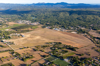 Vue aérienne de Piste et zone de circulation de l'aérodrome de Fayence-Tourrettes sur le chemin de l'aérodrome à Fayence dans le département Var, France