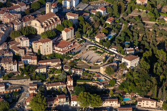 Vue aérienne de Monument historique de l'ensemble de l'amphithéâtre du centre culturel à Fayence dans le département Var, France