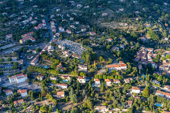 Vue aérienne de Vieux cimetière à Fayence dans le département Var, France